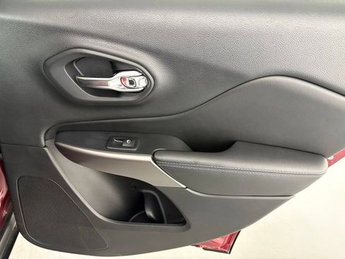 Used 2019 Jeep Cherokee Latitude Plus w/ Comfort/Convenience Group FWD image 39