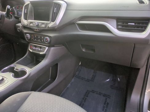 Used 2024 GMC Terrain SLE FWD image 18
