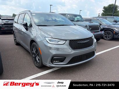 Used 2025 Chrysler Pacifica Limited