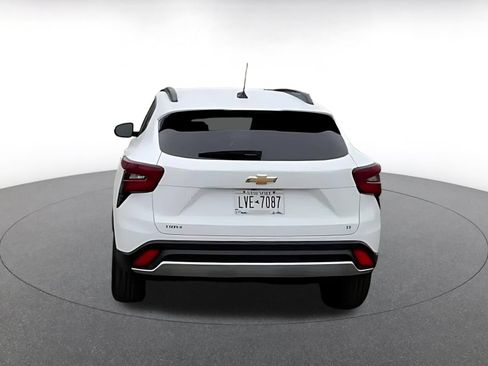 Used 2025 Chevrolet Trax LT FWD image 12