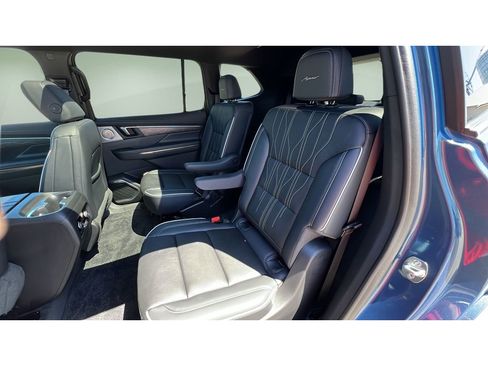 Certified 2025 Buick Enclave Avenir w/ Super Cruise Package AWD/4WD image 28