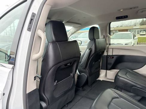 Used 2024 Chrysler Pacifica Touring-L FWD image 22