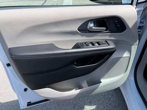 Used 2024 Chrysler Pacifica Limited FWD image 10