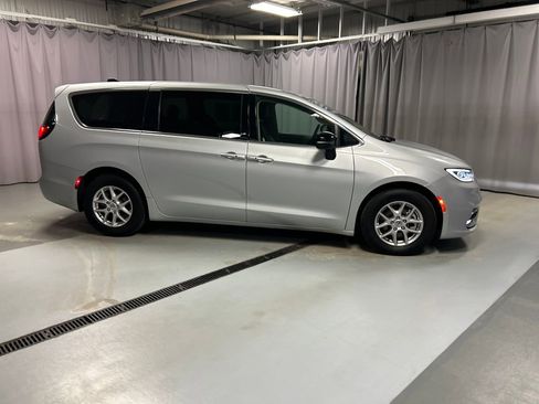 Used 2024 Chrysler Pacifica Touring-L image 2