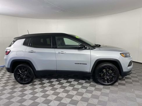 Used 2024 Jeep Compass Latitude w/ Sun and Sound Group AWD/4WD image 10