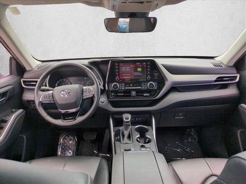Certified 2020 Toyota Highlander XLE FWD image 17