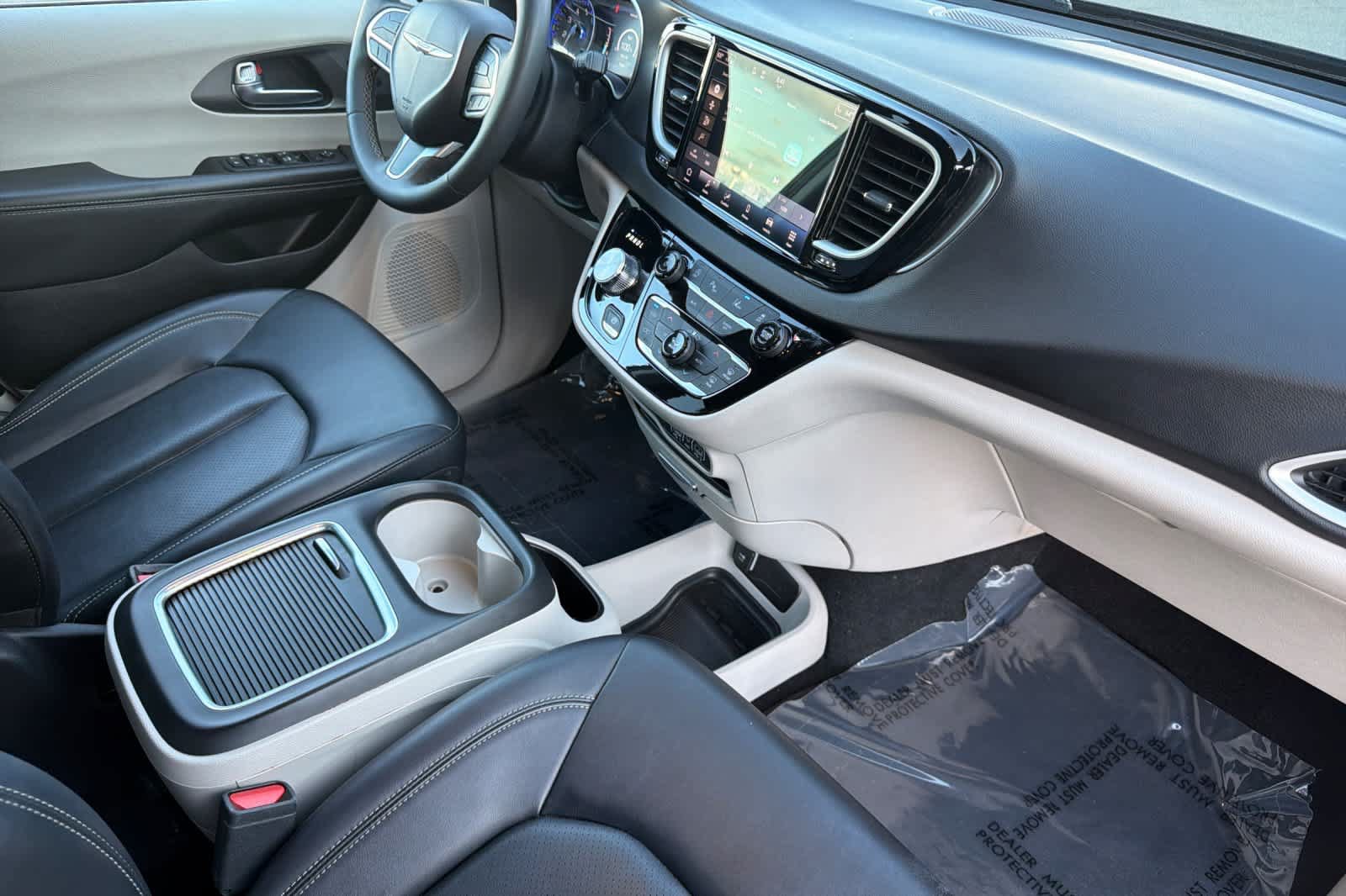 Used 2024 Chrysler Pacifica Touring-L FWD image 17