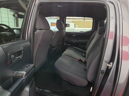 Used 2016 Toyota Tacoma TRD Sport image 9