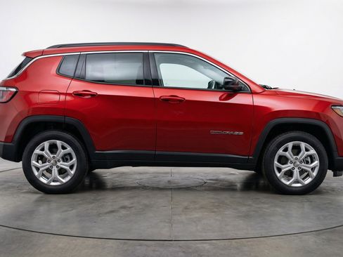 Used 2025 Jeep Compass Latitude image 11
