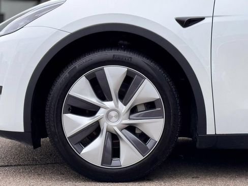 Used 2024 Tesla Model Y Long Range AWD/4WD image 11