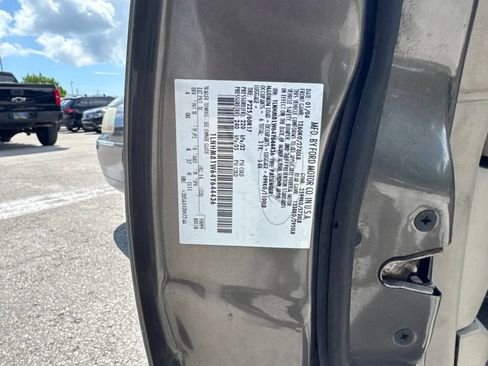 Used 2004 Lincoln Town Car Signature RWD image 14