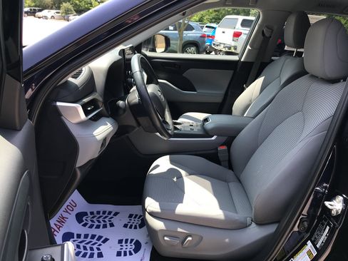 Used 2023 Toyota Highlander LE FWD image 22