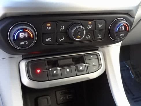 Used 2023 GMC Acadia SLT image 32