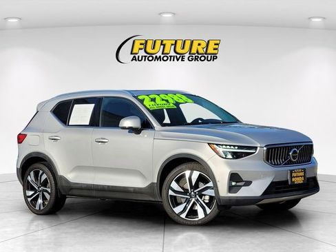 Used 2023 Volvo XC40 B5 Plus image 1