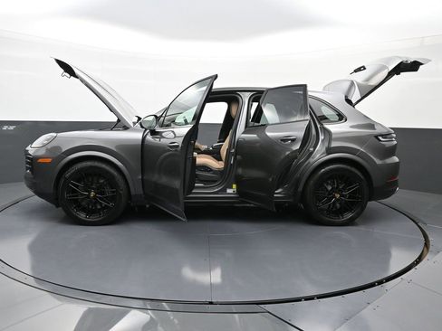 Used 2025 Porsche Cayenne image 40