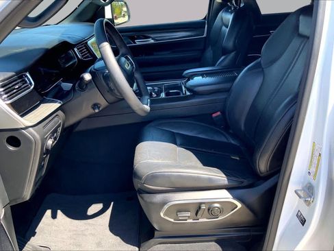 Used 2022 Jeep Wagoneer Series III w/ Premium Group I AWD/4WD image 8