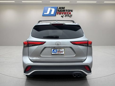 Used 2022 Toyota Highlander XSE FWD image 6