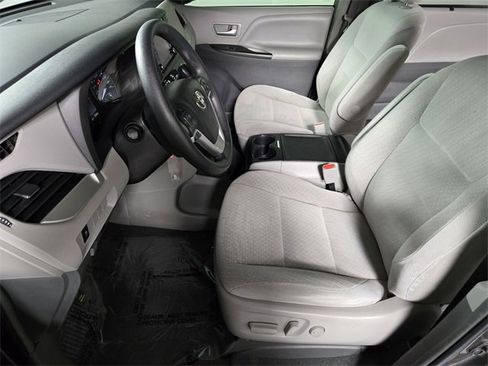 Used 2019 Toyota Sienna LE image 13
