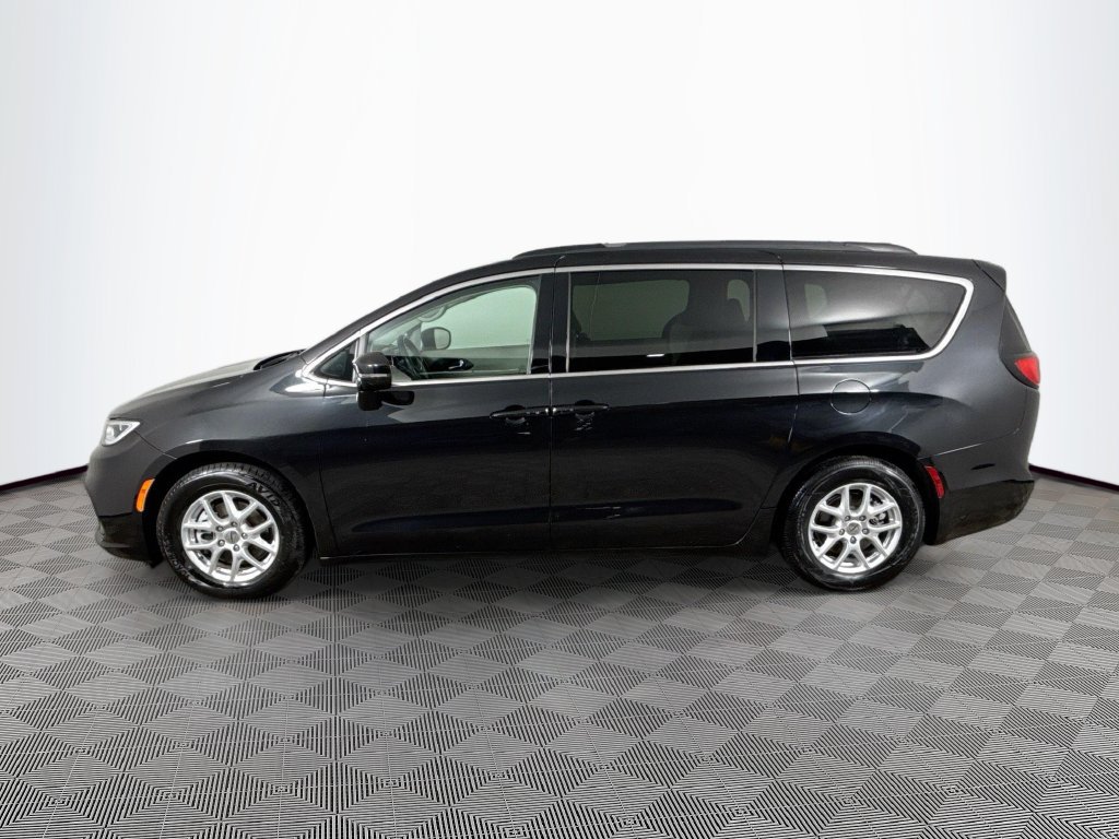 Used 2022 Chrysler Pacifica Touring-L FWD image 4
