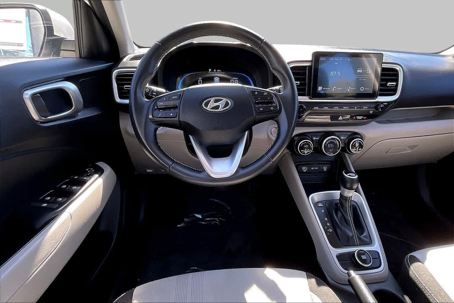 Used 2025 Hyundai Venue SEL FWD image 6