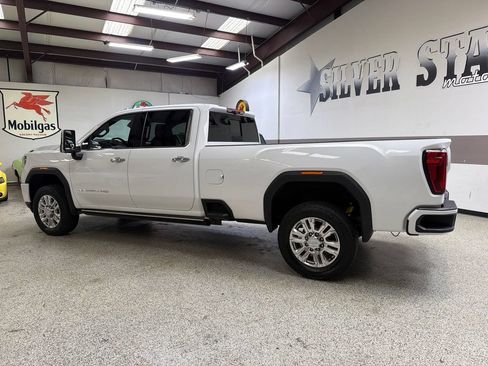 Used 2023 GMC Sierra 3500 Denali w/ Technology Package AWD/4WD image 4