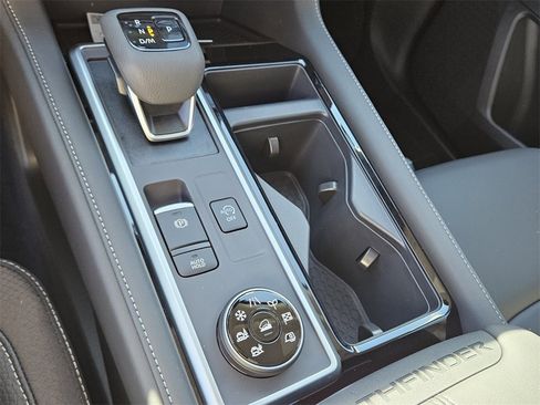 New 2025 Nissan Pathfinder SL w/ SL Premium Package image 25