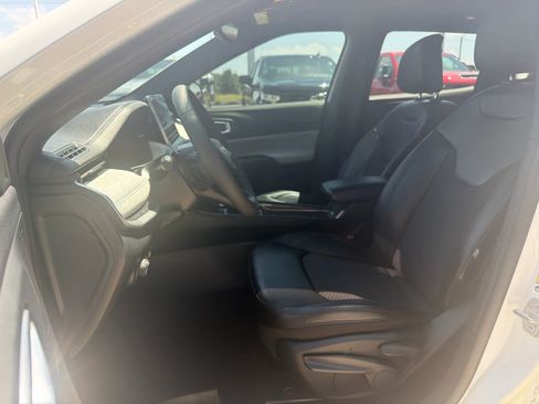 Used 2023 Jeep Compass Latitude AWD/4WD image 14