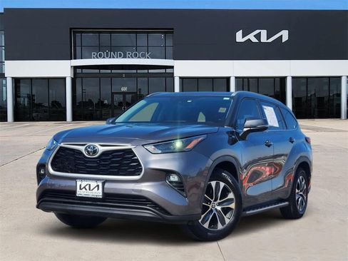 Used 2022 Toyota Highlander XLE image 1