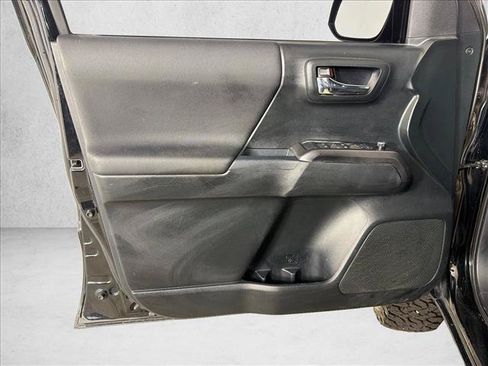 Used 2017 Toyota Tacoma TRD Off-Road AWD/4WD image 11