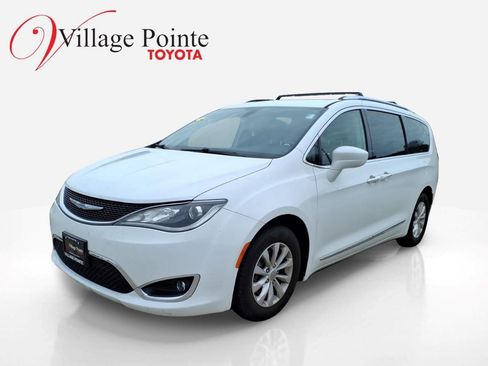 Used 2018 Chrysler Pacifica Touring-L FWD image 1