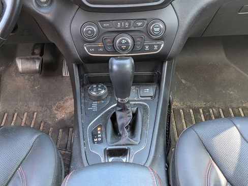 Used 2020 Jeep Cherokee Trailhawk AWD/4WD image 19
