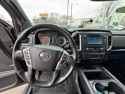 Used 2018 Nissan Titan SV w/ SV Convenience Package image 17