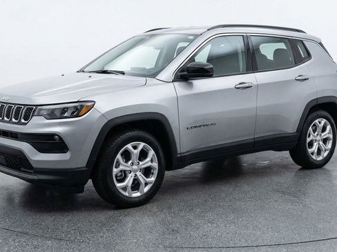 Used 2025 Jeep Compass Latitude AWD/4WD image 2