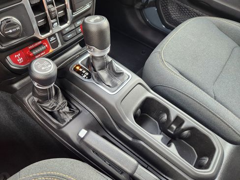 Used 2025 Jeep Wrangler Sport image 28