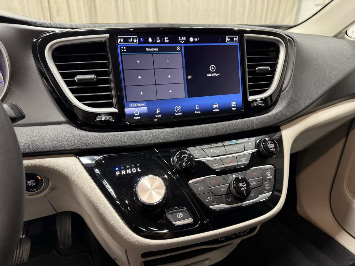 Used 2023 Chrysler Pacifica Touring-L FWD image 12