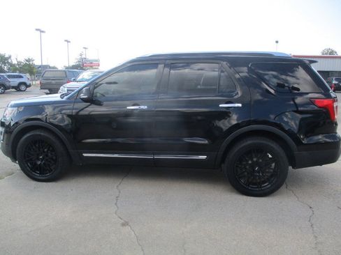 Used 2017 Ford Explorer Limited w/ Equipment Group 301A AWD/4WD image 3