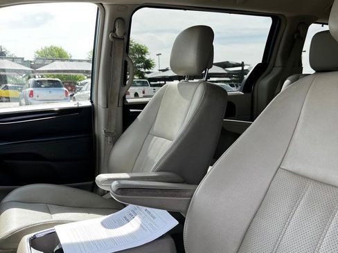 Used 2011 Chrysler Town & Country Touring-L w/ Entertainment Group #2 FWD image 10