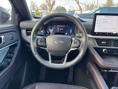 Used 2025 Ford Explorer Platinum image 21