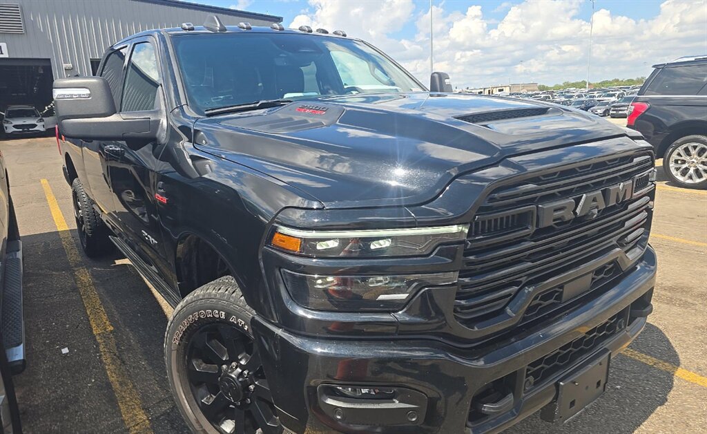 Used 2025 RAM 2500 Laramie AWD/4WD image 1