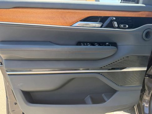 Used 2022 Jeep Grand Wagoneer Series III w/ Flexible Seating Group AWD/4WD image 9