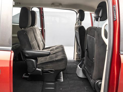 Used 2016 Dodge Grand Caravan American Value Package image 32