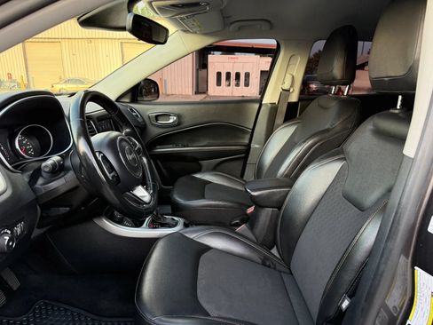Used 2019 Jeep Compass Latitude w/ Cold Weather Group AWD/4WD image 2