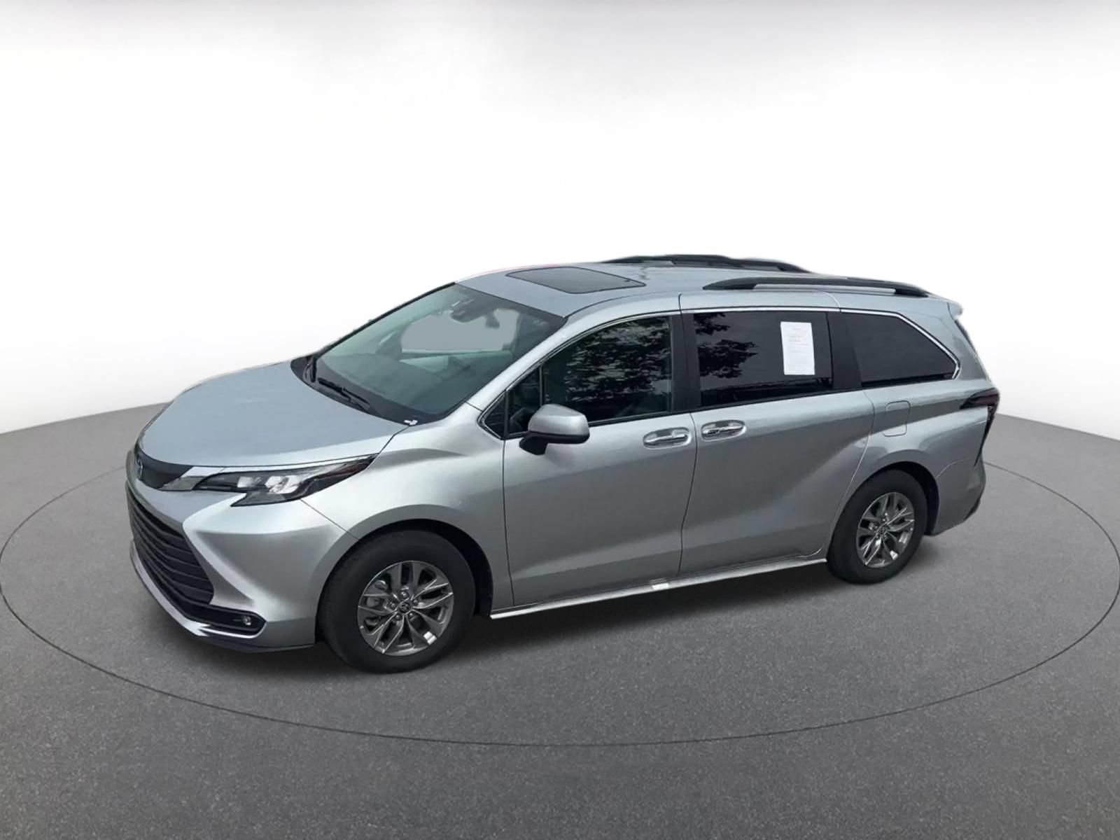 Used 2025 Toyota Sienna XLE FWD image 7