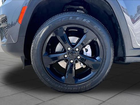 Used 2023 Jeep Grand Cherokee Altitude AWD/4WD image 11