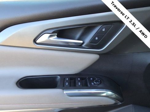 Used 2025 Chevrolet Traverse LT image 24