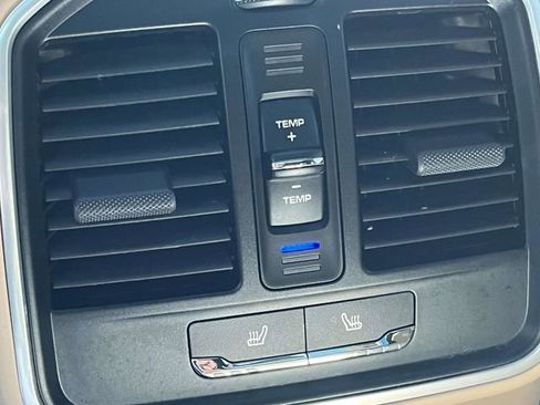 Used 2023 Porsche Macan Turbo image 18