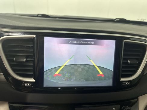 Used 2022 Chrysler Pacifica Touring-L FWD image 18