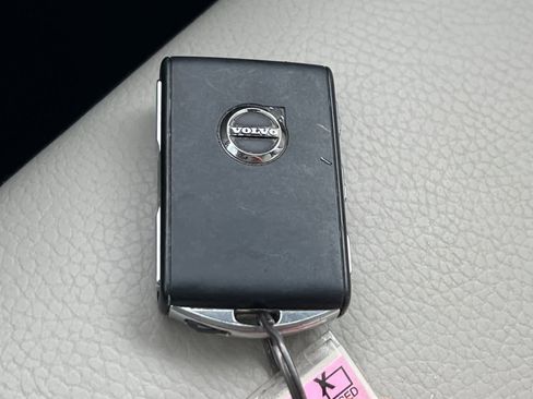 Used 2023 Volvo XC60 B5 Plus image 25