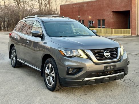 Used 2018 Nissan Pathfinder S image 2