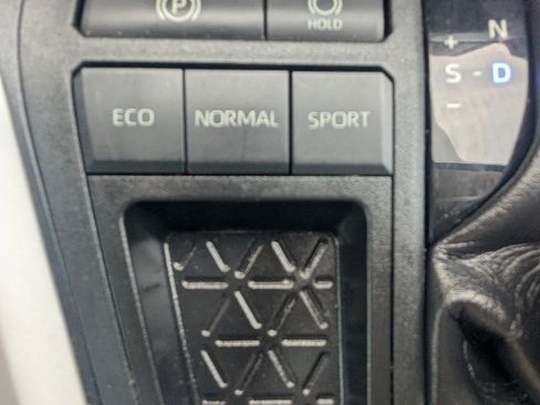 Used 2020 Toyota RAV4 LE FWD image 27